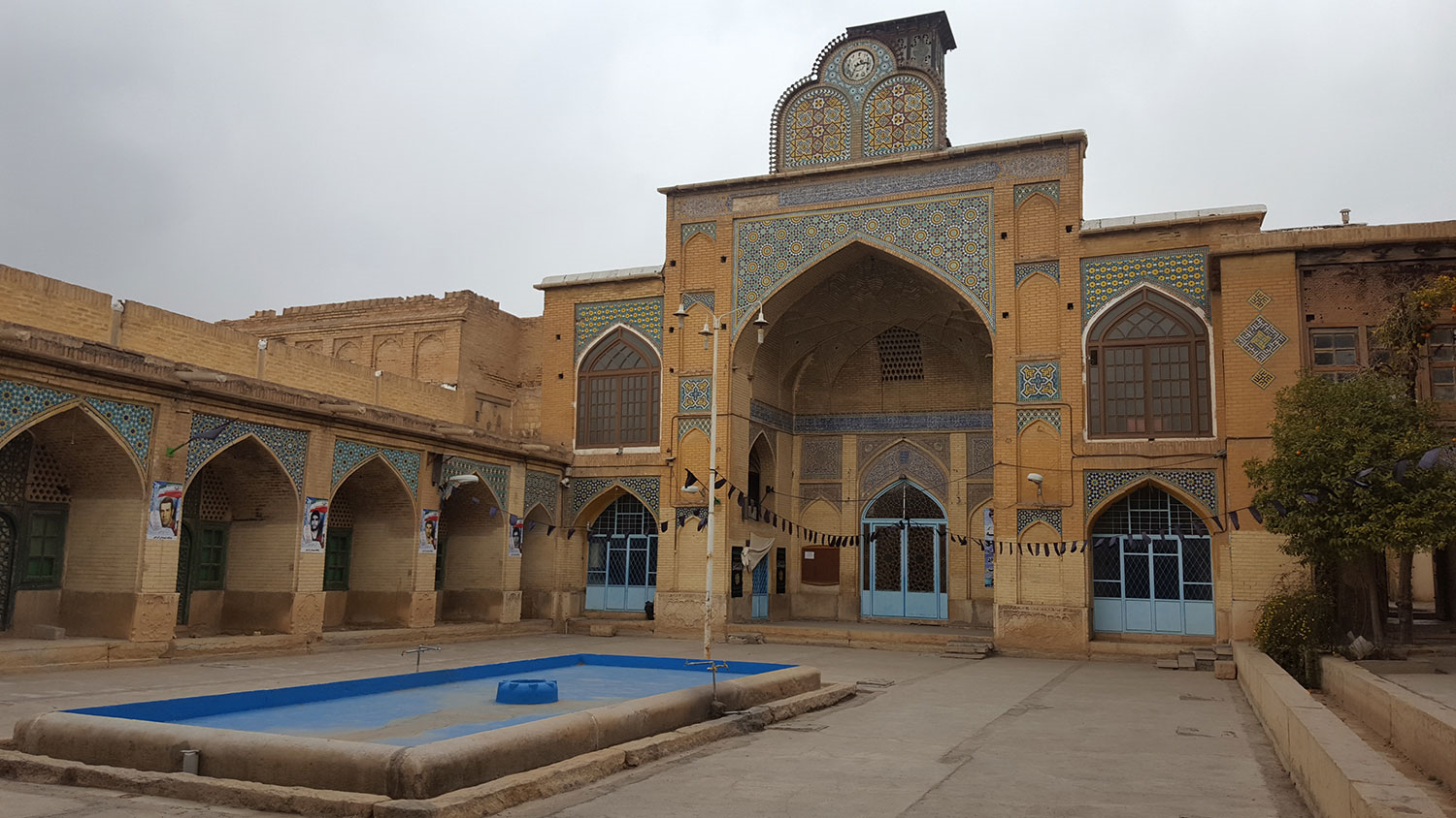 Masjid Moshir, keindahan bangunan yang tak terlukiskan di samping jam tertua di Shiraz